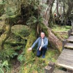 Alain Lancelot au pied d'un arbre centenaire dans la nature, en Asie